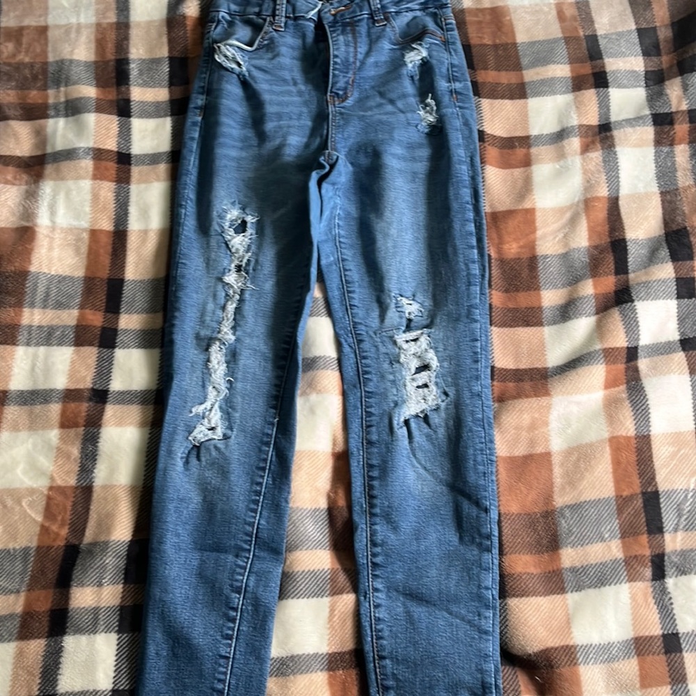 Ripped jeans don’t fit me anymore. Comfy, no stains, and in good condition!